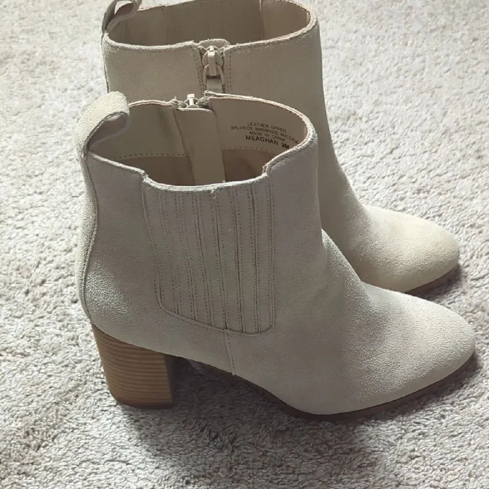 Violet & Red Cream Ankle Boots with Ribbed Elastic Panels NWOT